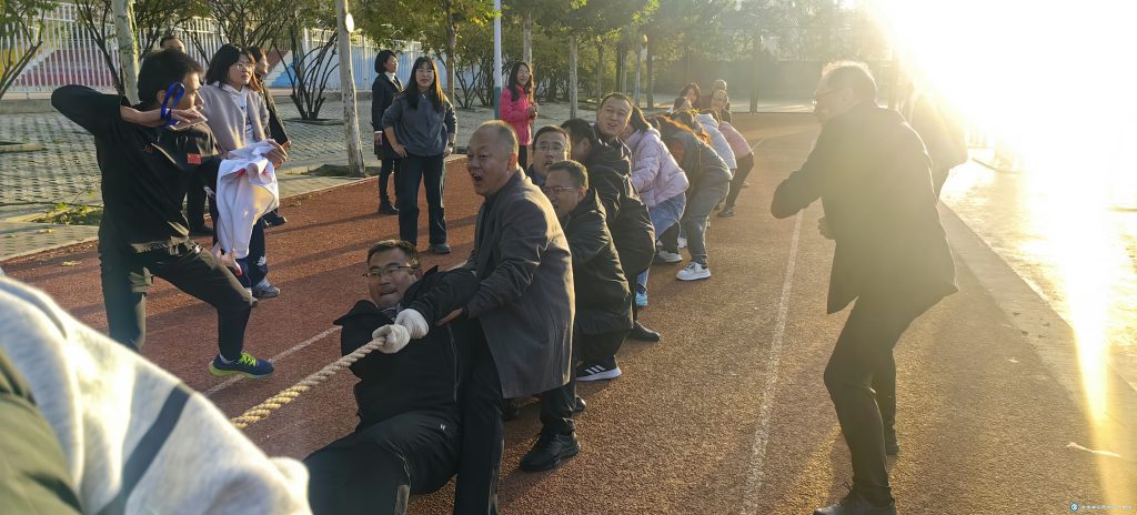 凝心聚力展風采，砥礪奮進譜新篇——定西市第一中學舉辦“重陽節(jié)”教職工拔河比賽